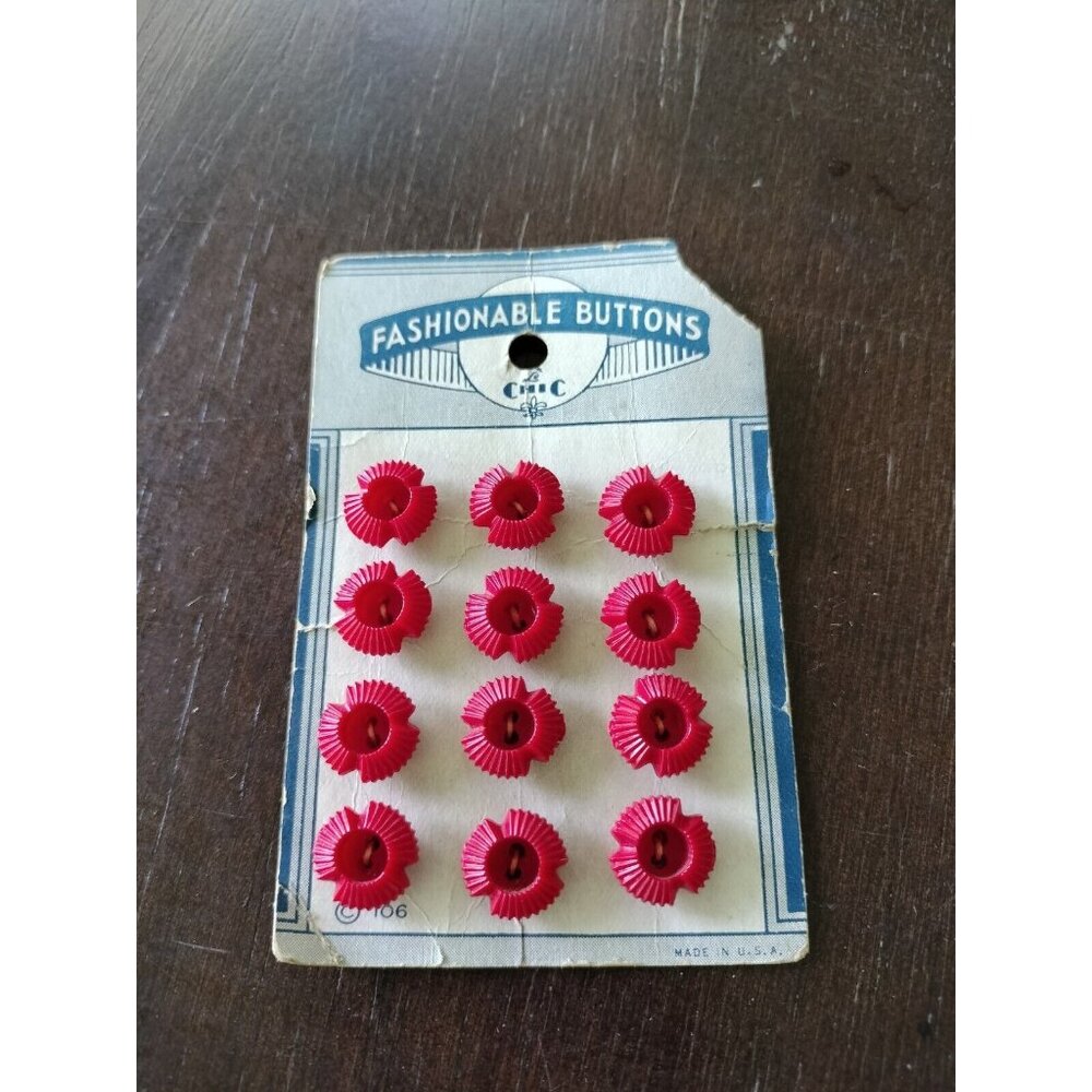 Vintage Le Chic Red Plastic Buttons On Card 12 Grooved MCM 1/2" Carved Retro